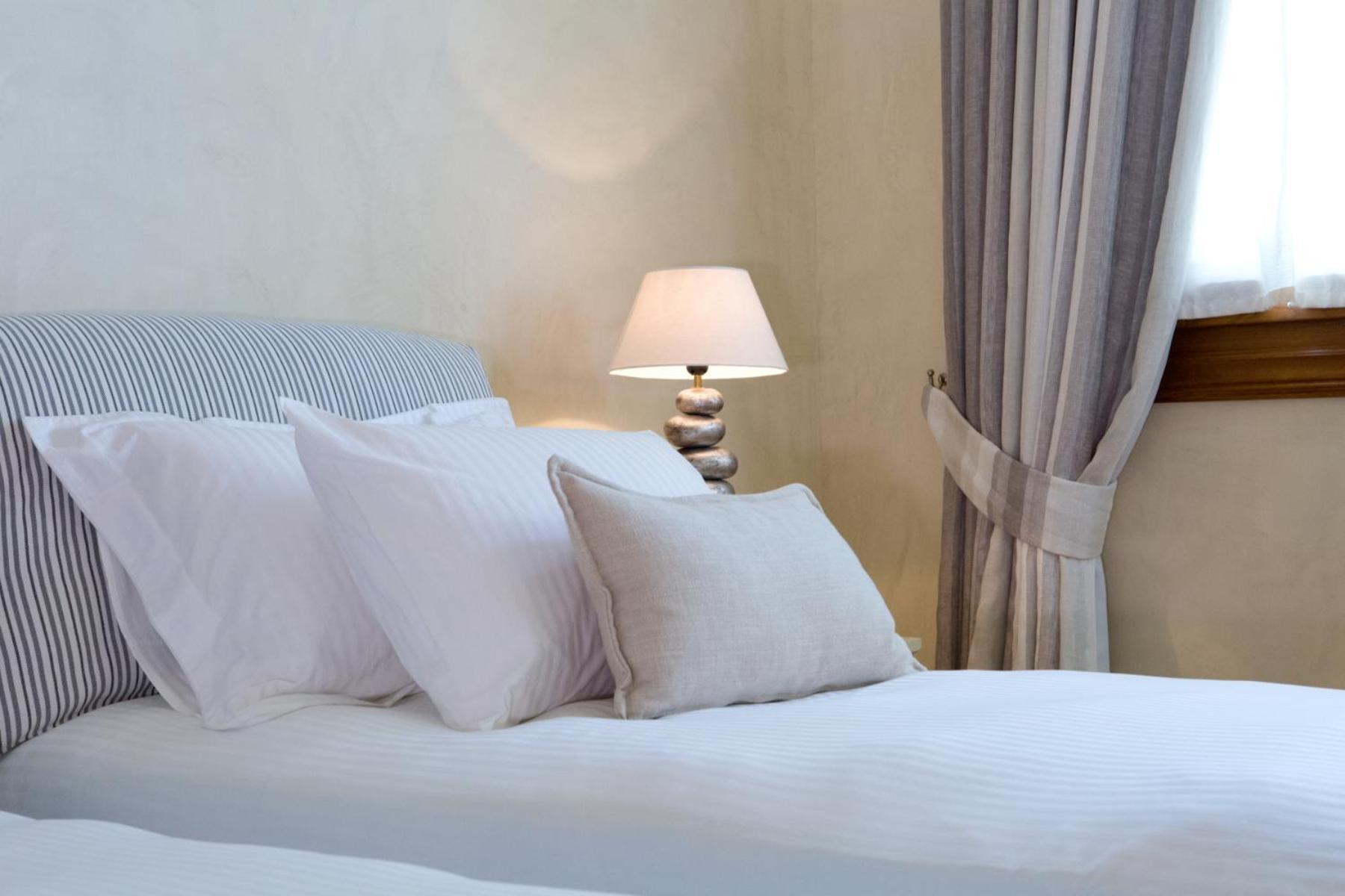 Villa Veneziano Suites & Villa Нидри Стая снимка